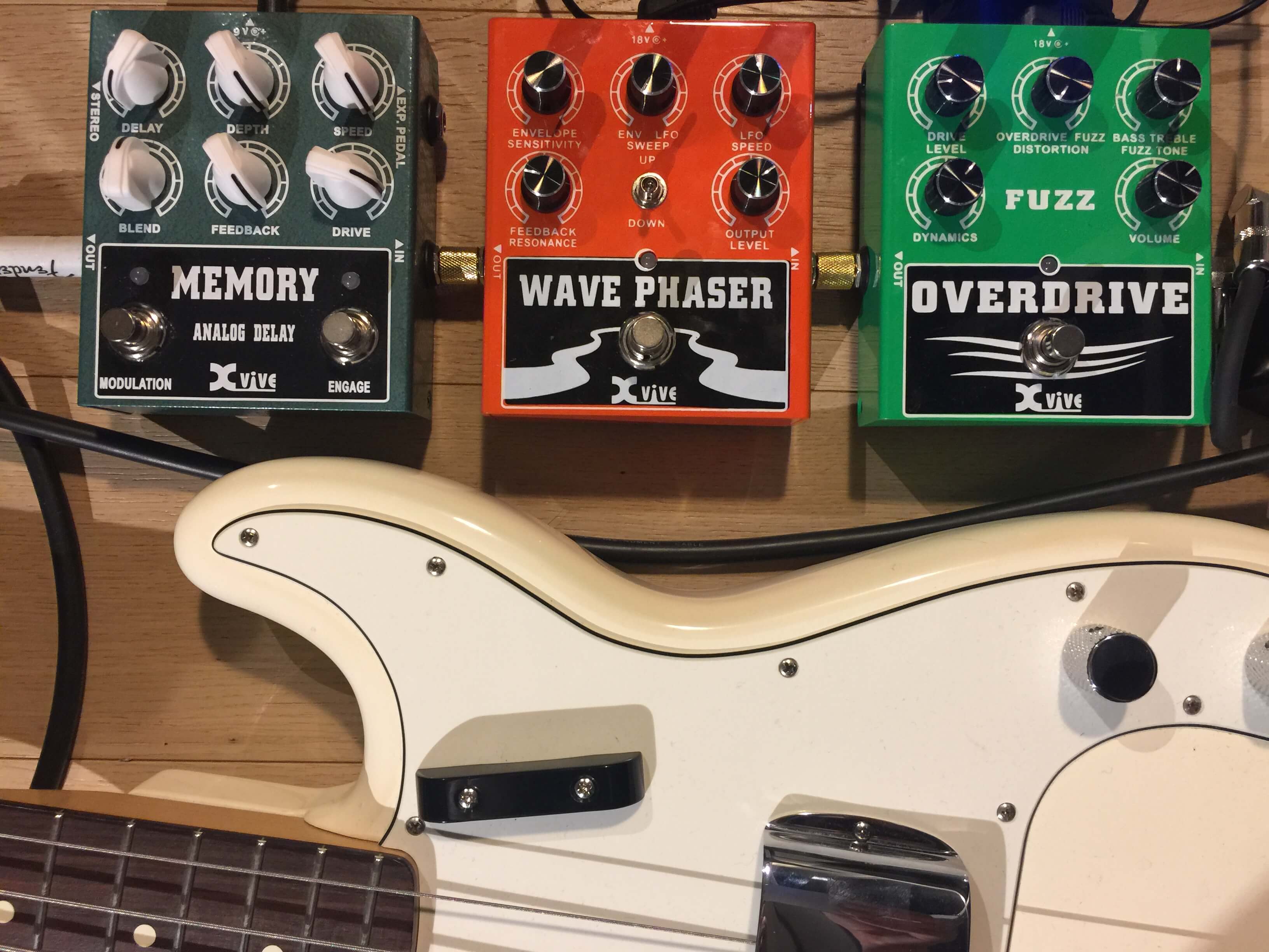 Xvive Fuzz Overdrive Wave Phaser & Delay Bass Demo